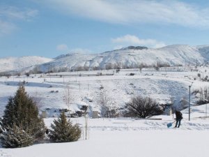Bayburt’un yüksek kesimleri yağan karla beyaza büründü
