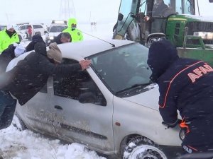 Kara saplanan araçları kurtarma operasyonu