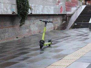 Kilitlenmeden park edilebilen e-skuterler kaldırımlarda tehlike saçıyor