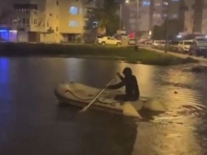 Antalya’da yağmur suyunda bota binip, denizde yüzer gibi yüzdü