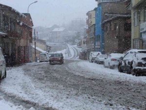 Taşkent’te kar yağışı etkili oluyor