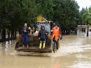 Sular altında kalan tatil sitesinde vatandaşlar bot ve kepçelerle tahliye edildi