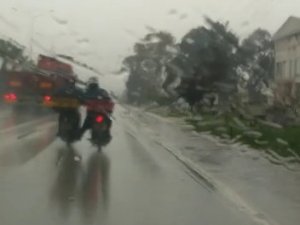 Benzini biten motosiklete ayağı ile destek verdi