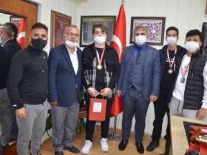 Nazilli İlçe Milli Eğitim Müdürü Şimşek, güreşçi öğrencileri ağırladı