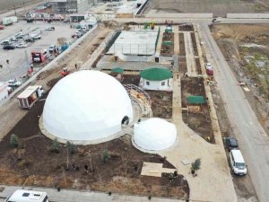 Keçiören’de buz pateni pistinin üstü kapatıldı