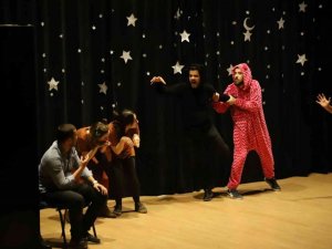 Turgutlu Belediye Tiyatrosu “Torbalar gözaltı yeniden” ile sahnede