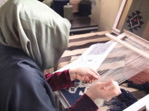 Yitirilmek üzere olan kilim dokuma sanatı Mardin’de açılan kursla varlığını sürdürüyor