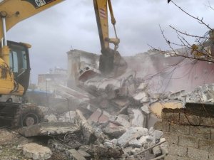Toroslar’da tehlike oluşturan metruk binalar yıkılıyor