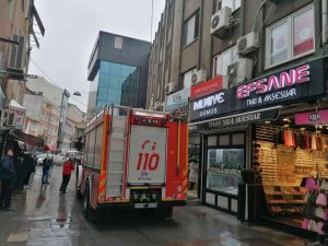 Acil çıkışa park edilen araçlar itfaiyeyi geciktirdi