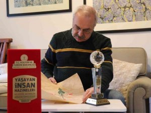 Ebru sanatını son üstadından öğrendi, şimdi gelecek nesillere aktarıyor