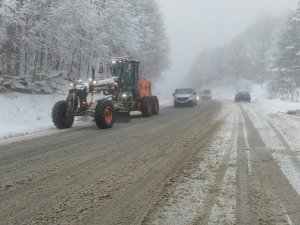 Kütahya Domaniç’te kar, sürücülere zor anlar yaşatıyor