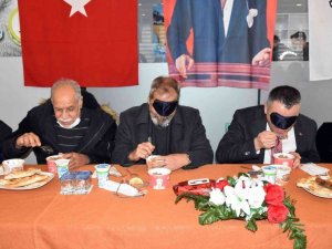 Başkan Bozdoğan görme engellilerle buluştu, göz bandı takıp yemek yedi