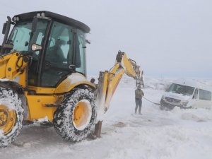 Karda mahsur kalan öğrenci servisi kurtarıldı