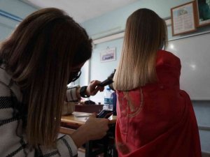 Köy okullarındaki çocuklara gönüllü kuaförlük hizmeti