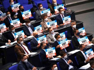 Almanya Federal Meclisi’nden pankartlı protesto