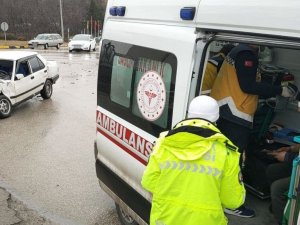 Kavşakta çarpıştılar: 2 yaralı