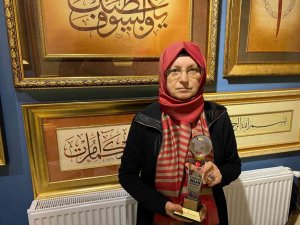 Hattat Ayten Tiryaki: “Ürettiğimiz eserler hiçbir zaman en güzeli değildir ama daha güzele ulaşmak yolunda bir safhadır”