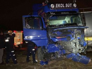 Tır ile hafif ticari araç çarpıştı: 4 yaralı