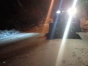 Karda yolda kalan yolcu minibüsü kurtarıldı