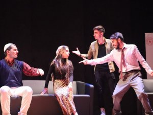 Hakkari’nin tiyatro ekibi 3 ilde sahne aldı