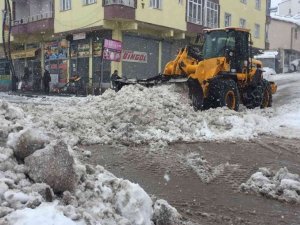 Karlıova’da karlar kamyonlarla kent dışına taşınıyor