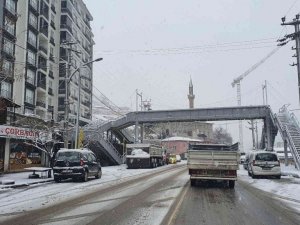 Gümüşhane’de kar yağışı etkili oluyor