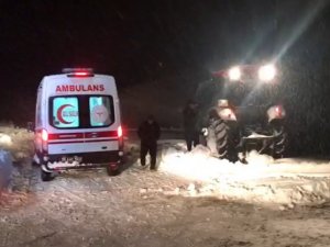 Ekipler kardan yolu kapanan mezrada rahatsızlanan 2 aylık bebek için seferber oldu