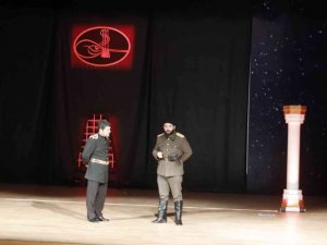 Ağrı’da “Kumandan" oyunu tiyatroseverlerle buluştu