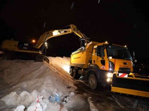 Başiskele’de kar timlerinin çalışmaları sürüyor