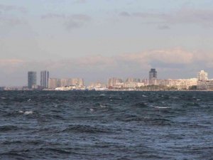 İzmir’de arabalı vapur seferlerine fırtına engeli