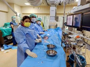 Kalbinde delik bulunan 2 çocuk katater anjiyografi ile sağlığına kavuştu