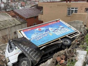 Eyüpsultan’da virajı alamayan kamyonet gecekondunun üzerine düştü: 2 yaralı