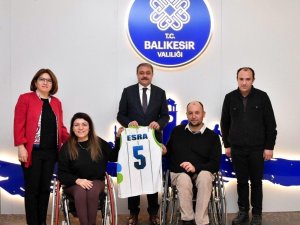 Vali Şıldak Engelli sporcuları makamında misafir etti