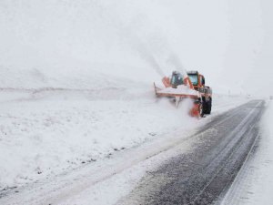 Antalya’da kar yağışı etkili oluyor