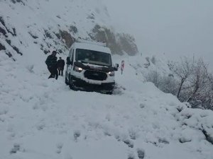 Bingöl’de çığ düştü, yol ulaşıma kapandı