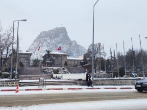 Afyonkarahisar beyaz örtüyle kaplandı