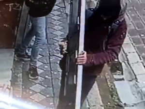 Zeytinburnu’nda binanın dış kapısını çalan hırsızlar kamerada
