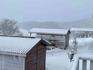 İznik’in yüksek kesimlerinde kar yağışı etkisini sürdürüyor