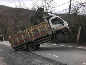 Yokuşta şaha kalkan kamyon, kepçe yardımıyla kurtarıldı