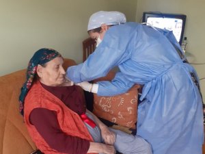 Yaşlı, engelli ve yatağa bağımlı hastaların aşısı yapılıyor
