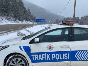 1030 rakımlı Ahmetusta geçidi kar yağışıyla beyaza bürüdü