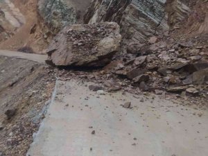 Batman’da dev kaya parçası köy yolunu ulaşıma kapattı