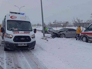 Buzlanma kazaya sebep oldu: 2 yaralı