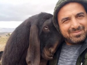 Teke ile sahibinin dostluğu şaşırtıyor