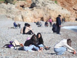 Türkiye donarken Antalya’da  güneşi gören sahile geldi