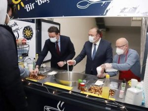 Bandırma Belediyesinden üniversite öğrencilerine sıcak çorbaya devam