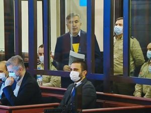 Saakaşvili devlet sınırından yasa dışı geçiş suçlamasıyla hakim karşısında