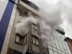 Karşı binadaki yangına aldırış etmeden sıva yapmaya devam ettiler