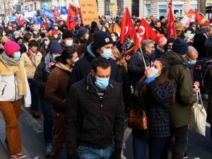 Fransa’da eğitimciler ve veliler sokağa indi