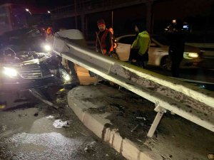 Eyüpsultan’da bir lüks otomobil bariyerlere girdi, sürücüsü aracı bırakıp kaçtı